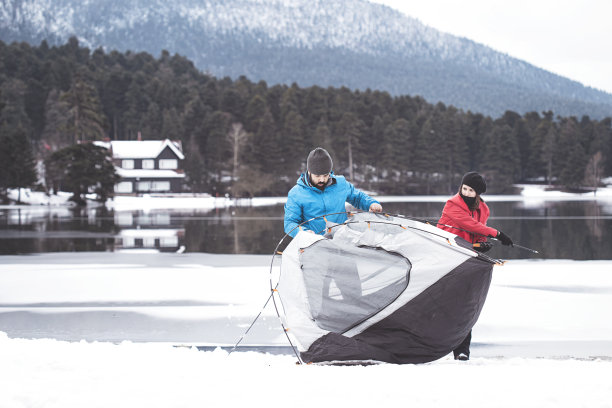 情侣冬季露营图片下载