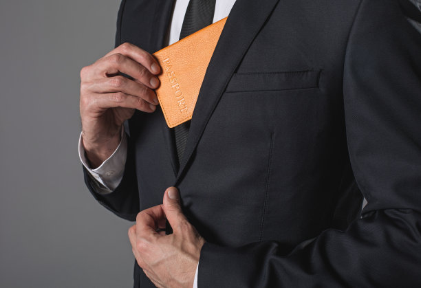 男子把身份证放在夹克里图片下载