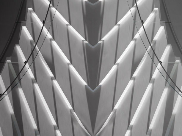 楼梯上的光影。对比特写图像的未来主义建筑片段。电脑图形图像的白色楼梯与玻璃扶手/扶手/栏杆侧照明。图片下载