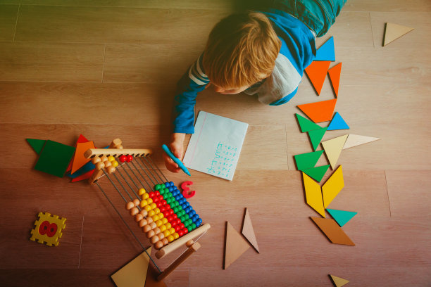 小男孩学会写字和计算数字图片下载
