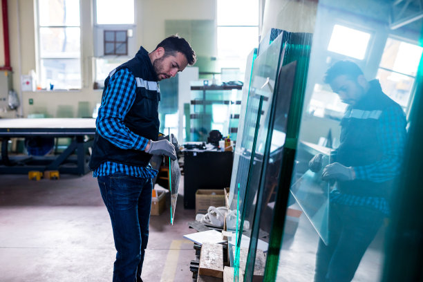 玻璃、铝和PVC行业工人图片下载