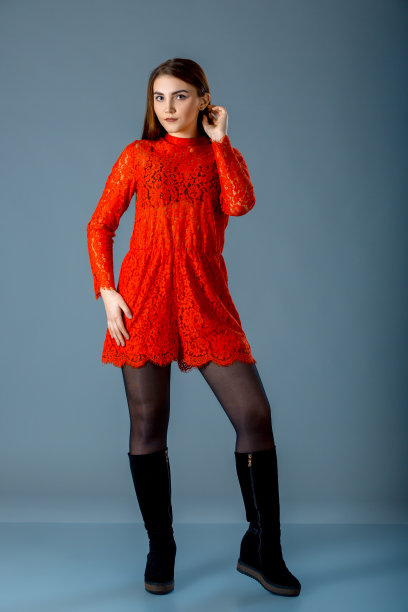 加尺寸的模特肖像在蓝色灰色的背景红色连衣裙图片下载