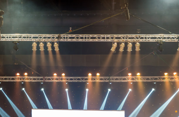 光线从音乐会照明对一个黑暗的背景投影仪屏幕上，乐器的概念图片下载