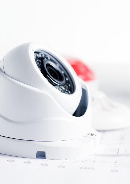 视频监控设备和设计图放在桌子上。良好的安全服务工程公司网站或广告图片下载