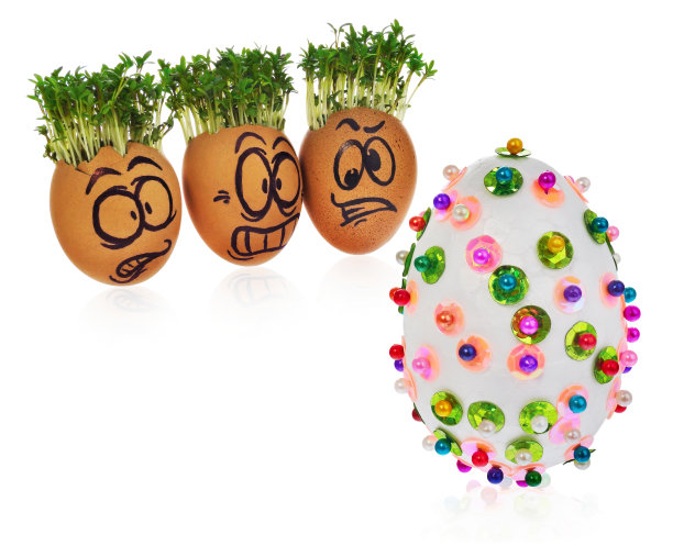 手绘复活节彩蛋，用滑稽的、惊恐的和惊讶的卡通面孔，用水芹般的头发看着突出的外国个体蛋。图片下载