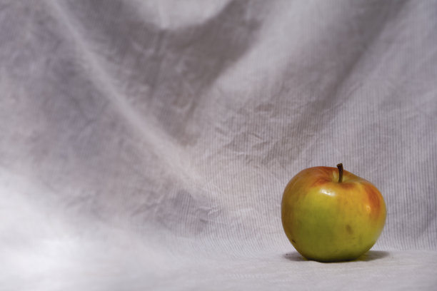 鲜黄色苹果，背景模糊图片下载
