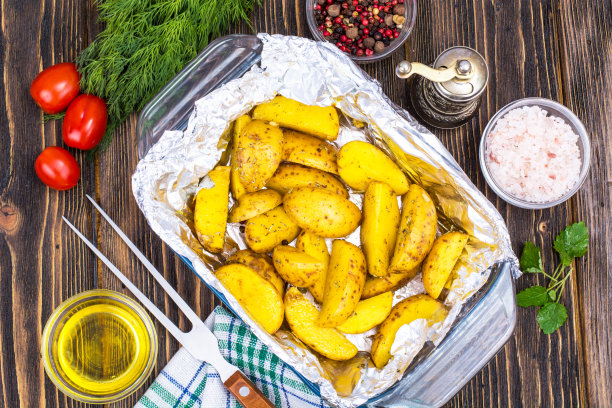 烤箱中烘烤的土豆片图片下载