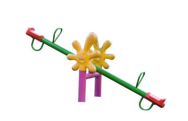 孩子们独自在白色的秋千上荡来荡去图片下载