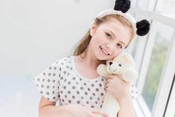 幸福白种人儿童与乐趣和幸福的动作姿势与白色的房间背景图片下载