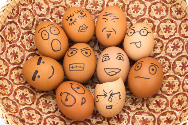 蛋面放在篮子里。孤儿。倾倒图片下载