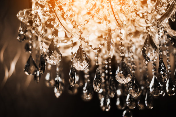 水晶吊灯特写。魅力背景与复制空间图片下载