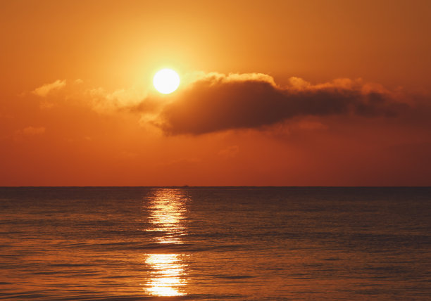 风景的大海对橙色的天空图片下载