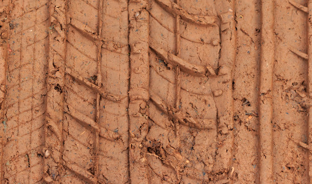 古铜色泥土中的轮胎痕迹图片下载