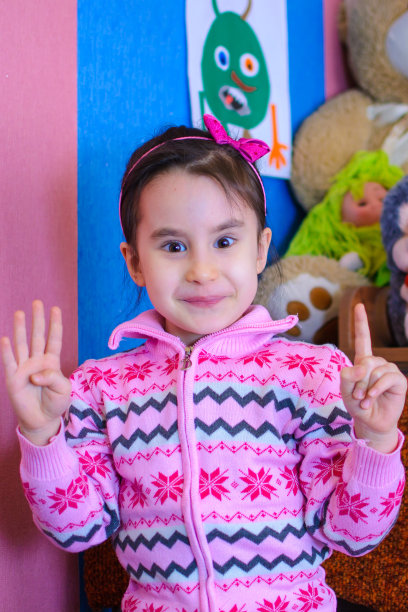 可爱的女孩在她的玩具的背景微笑图片下载