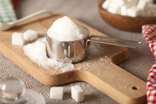 糖在桌子上图片下载