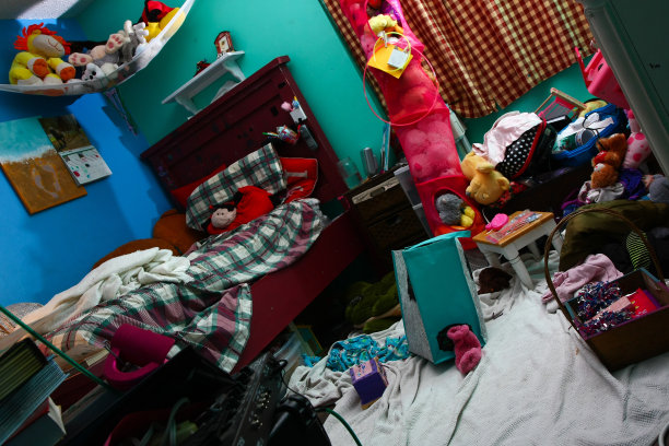 凌乱的房间图片下载