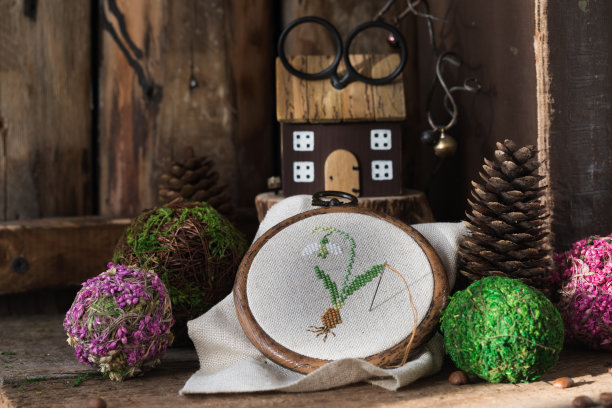 木质背景上的雪花莲春季明信片图片下载