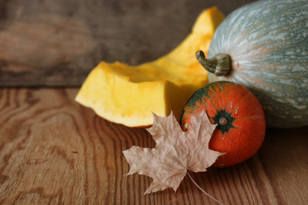 南瓜收割在桌上图片下载