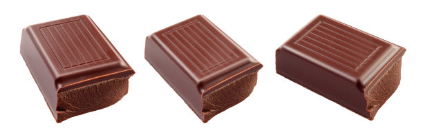 碎牛奶巧克力棒。碎片孤立在白色背景上。剪切路径。收集。图片下载