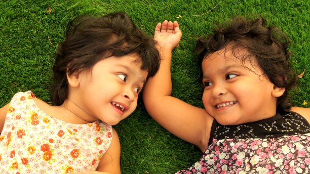 微笑可爱的小女孩图片下载