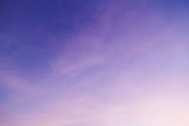 美丽的太阳落山，天空的紫色和粉红色的颜色放松气氛图片下载