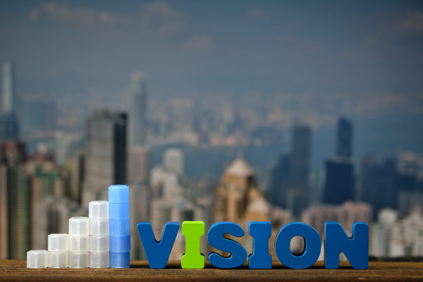 以城市、城市、写字楼为背景，以商业、金融为理念的视觉文字、图形置于木质工作台之上。图片下载