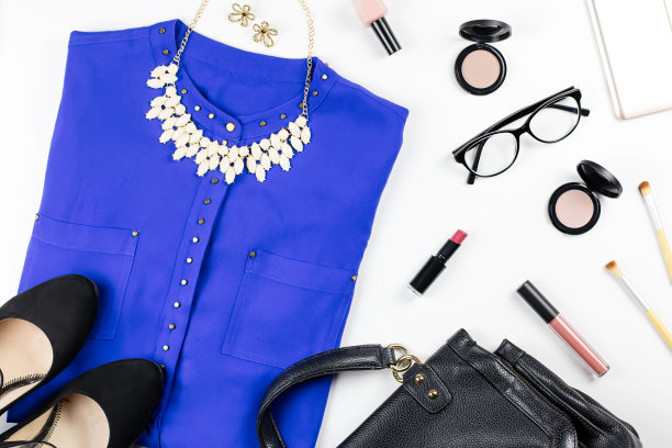 女性时尚休闲装风格，化妆品及配饰平铺。图片下载