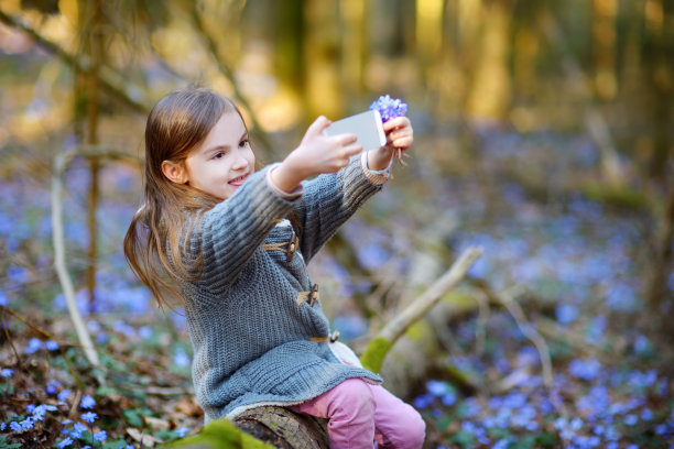 可爱的小女孩在为自己拍照图片下载