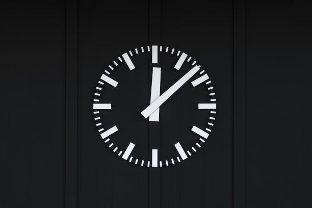 手工挂钟在黑暗的墙壁背景图片下载