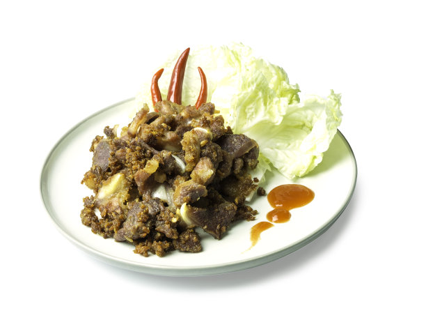 炒酸猪肉，发酵猪肉与酱，蔬菜和辣椒分开在白色的背景。酸猪肉是泰国最受欢迎的腌制食品。包括剪切路径。图片下载