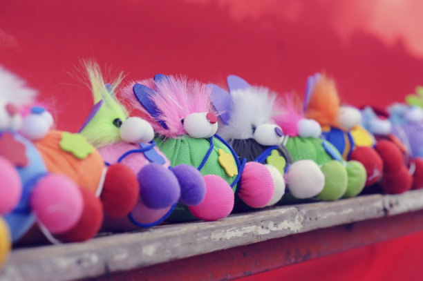 手工制作的娃娃放在木架上图片下载