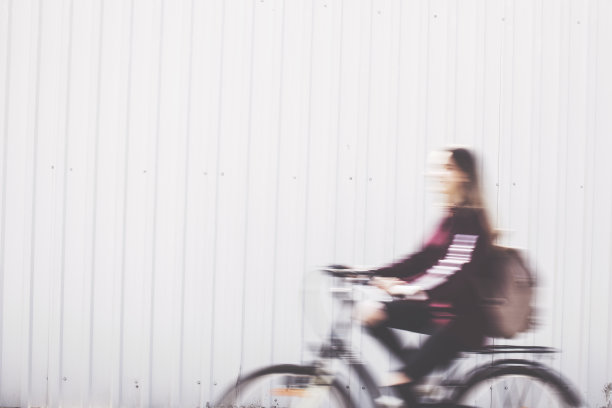 年轻女子在外面骑自行车图片下载