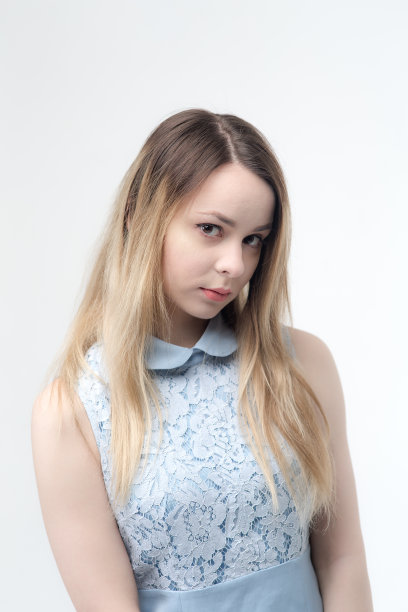 穿蓝色裙子的女孩图片下载