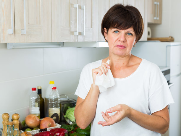 悲伤的成熟的女人图片下载