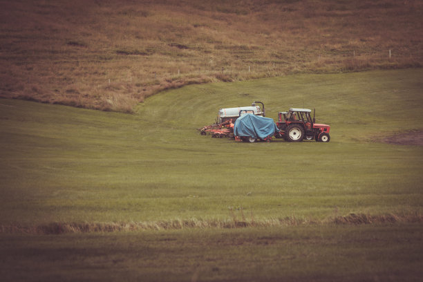 冰岛田野上的拖拉机图片下载