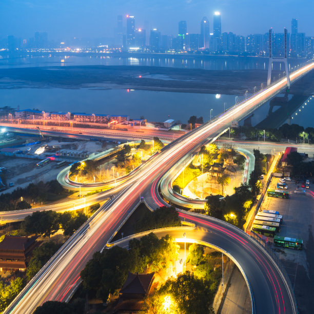 南浦立交桥繁忙交通的夜景图片下载