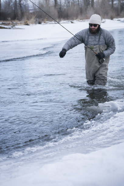 冬天在加拉廷河飞钓图片下载