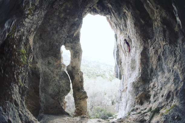 攀岩在土耳其。登山者沿着路线攀登。从上面的照片。图片下载