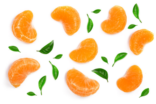 叶子孤立在白色背景上的桔子片或橘子片。平躺，俯视图。水果组成图片下载