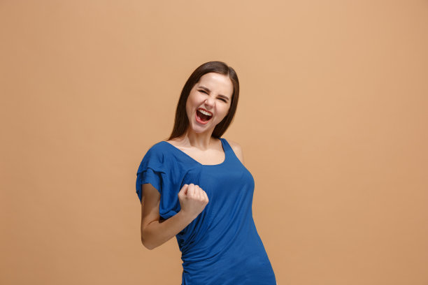 赢得成功的女人快乐的狂喜庆祝成为赢家。充满活力的女性模特形象图片下载