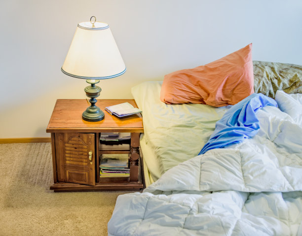 混乱的空置的床上图片下载