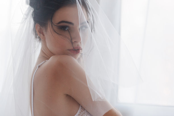 漂亮害羞的新娘与面纱的特写肖像。早上婚礼之前图片下载