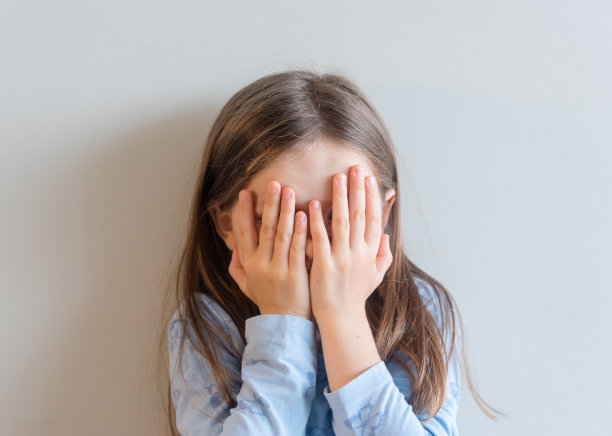 小女孩用手捂着脸图片下载