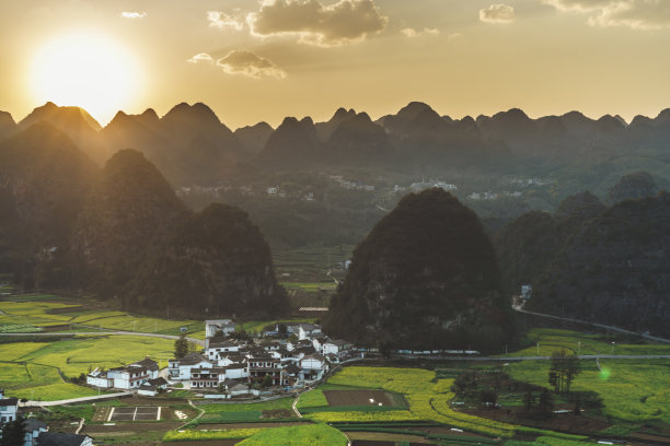 万峰林日落，中国。图片下载