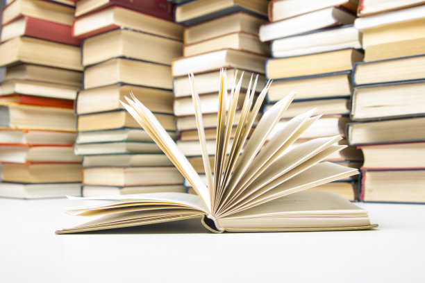 打开书，木桌上的精装书。回到学校。本空间图片下载