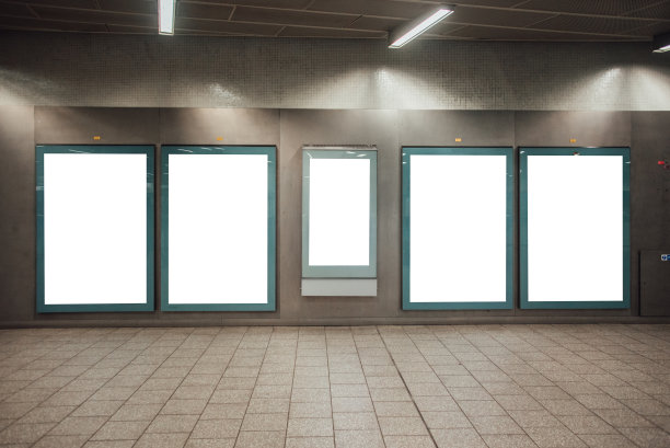 伦敦地铁内的广告牌图片下载