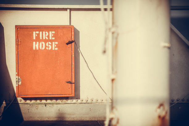 红色的消防水带图片下载