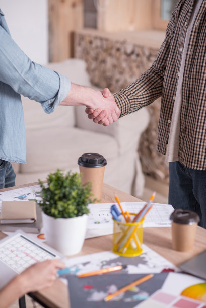 积极友好的人之间要握手图片下载