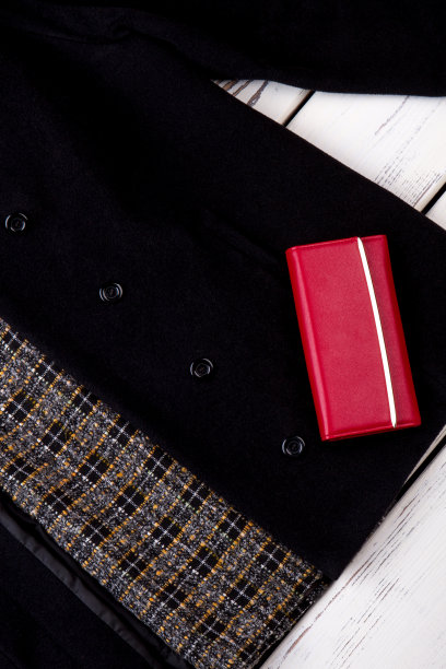 近距离看黑色外套上的红色钱包。图片下载