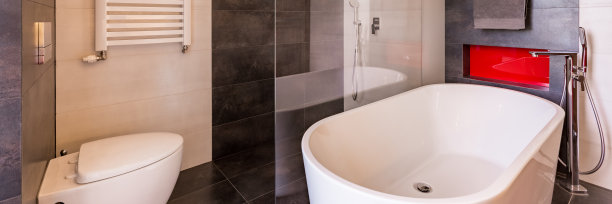 有浴缸和淋浴的浴室图片下载